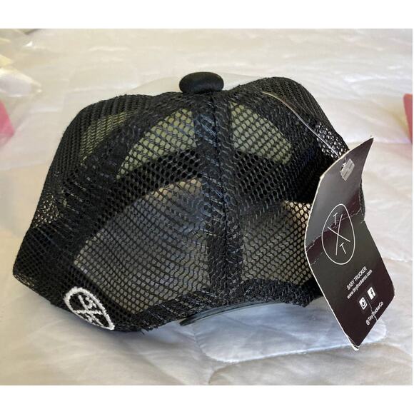 One Baby Trucker Hat Black & White Sister Bear  NEW - Picture 2 of 6